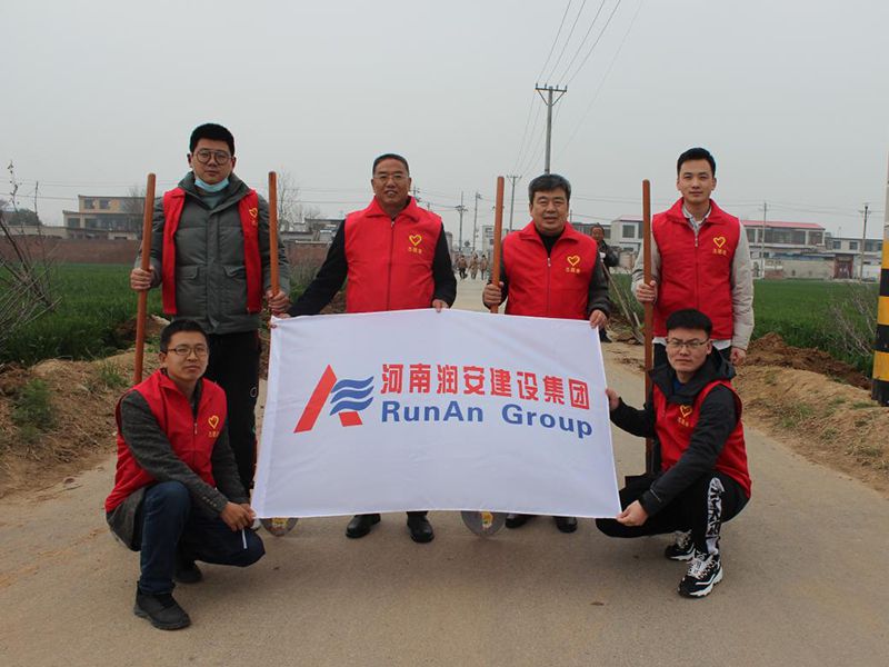 2022年，潤(rùn)安集團(tuán)深入寶蓮寺鎮(zhèn)二十里鋪村，助力人居環(huán)境整治。